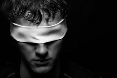 http://www.elllo.org/Assets/images/P0751/781-Blindfold.jpg